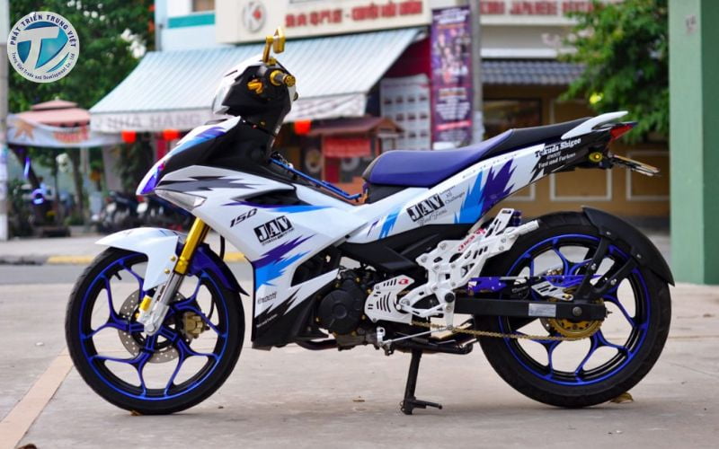 Dán decal cho xe máy giúp bảo vệ lớp sơn xe máy